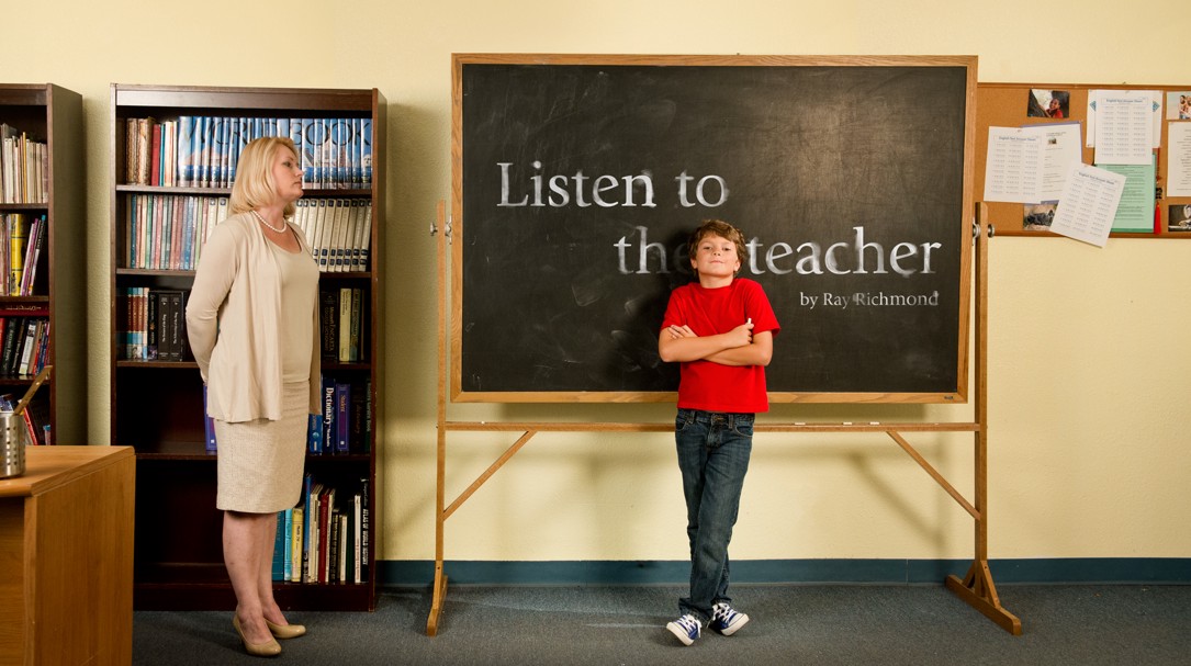 Teachers to come first. Я учитель. Listen to the teacher. Ученика и учитель аудирование. Listen to your teacher картинки.
